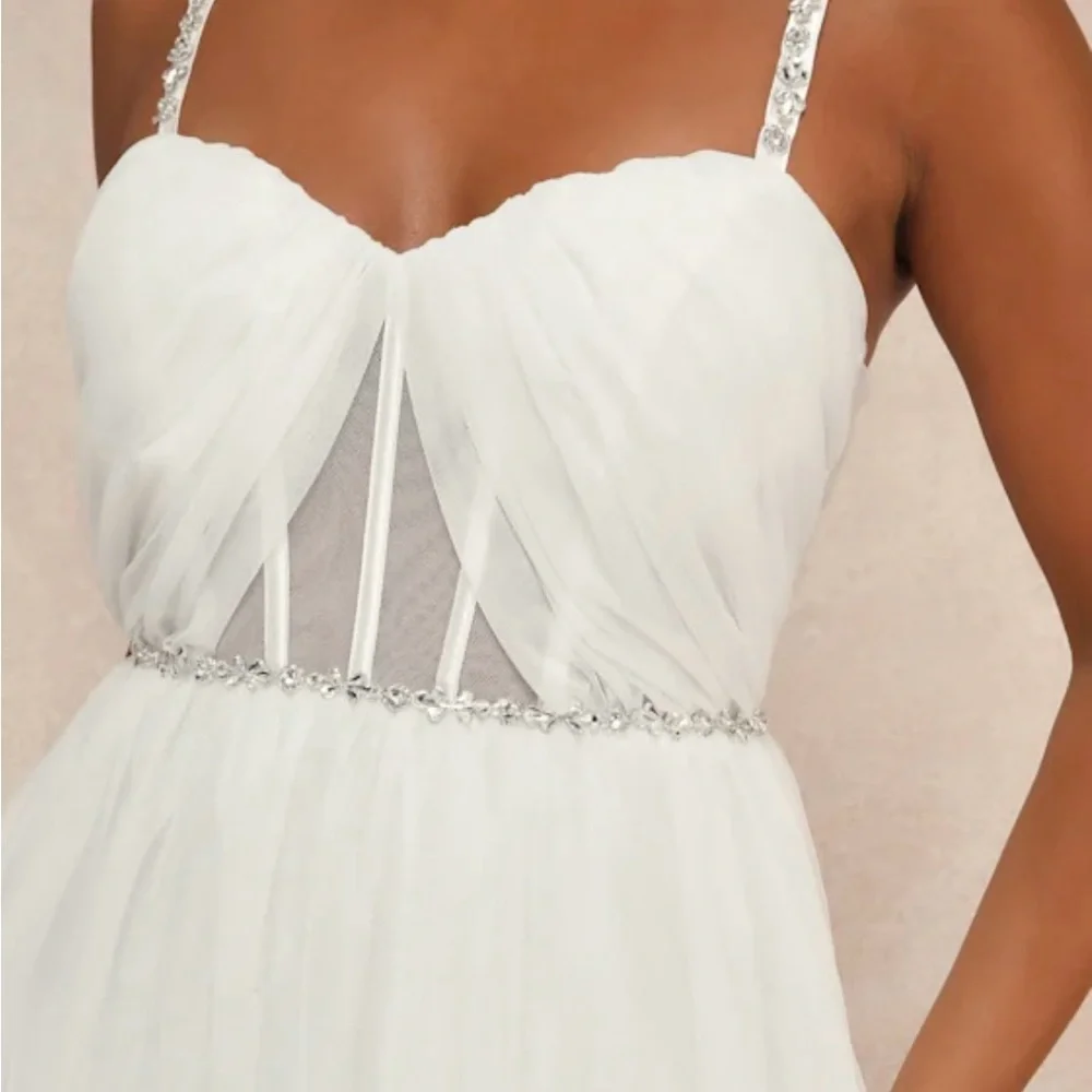 Lulu's White Wedding gown with Sweetheart Neckline - Picture 2 of 10